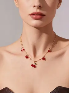 A sweet cherry pendant necklace with a fine chain, suitable for wearing in various relaxed and casual scenes such as daily commuting, dating, and traveling.