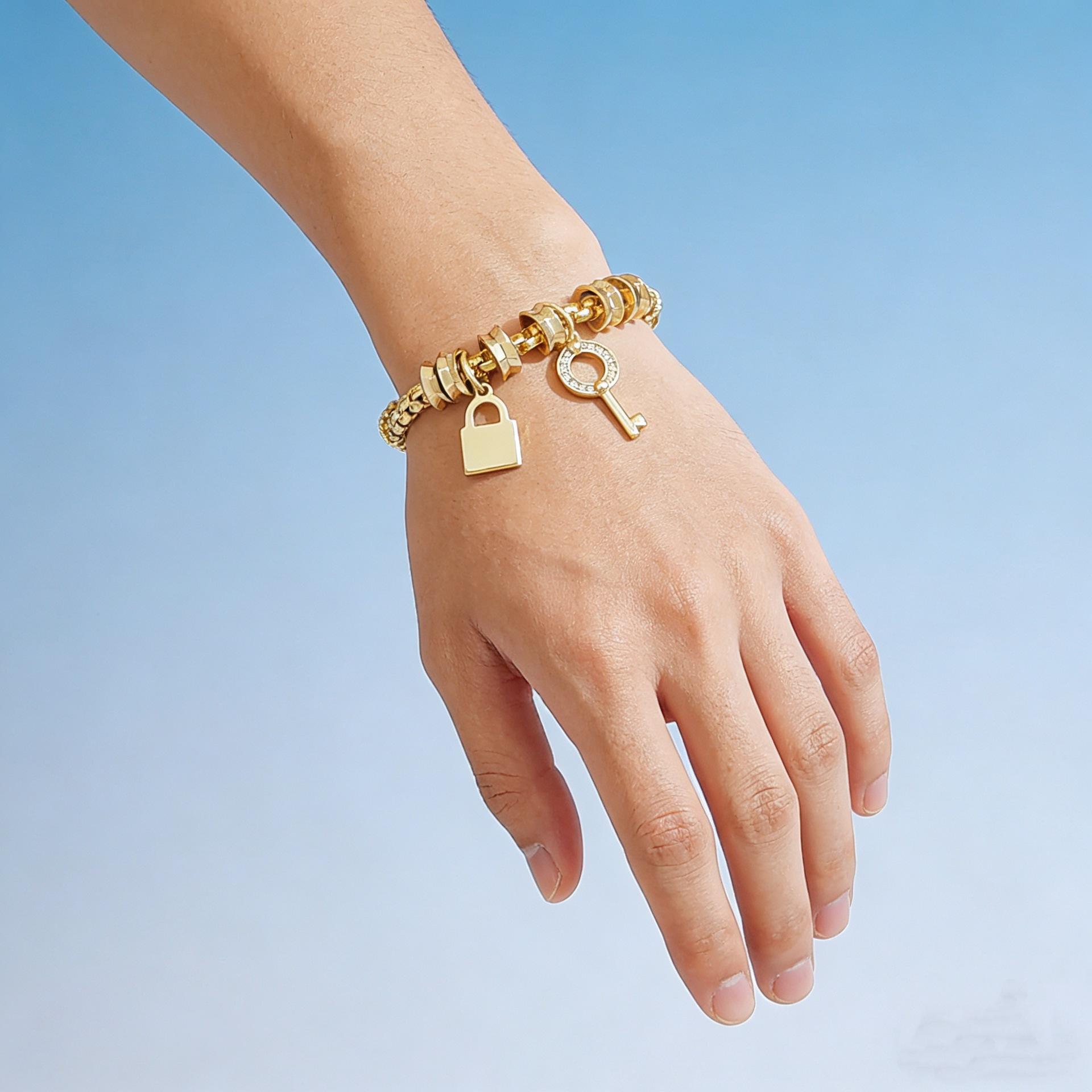 New European & American Lock and Key Pendant Gold Chain Bracelet, Fashion Light Luxury Jewelry for Women, Elegant High-End Design