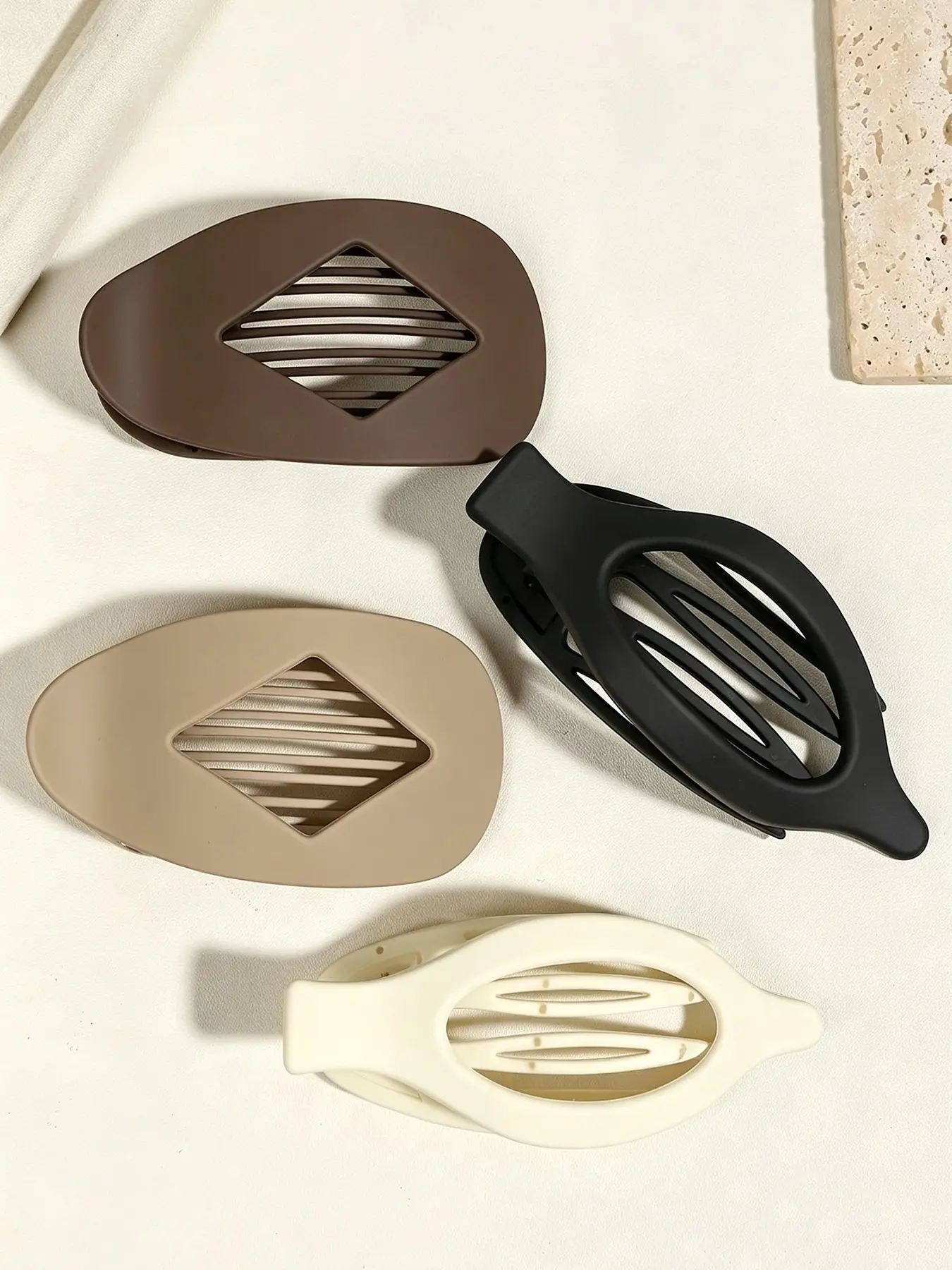 4pcs matte non-slip hollow flat hairpin, comfortable and safe, suitable for driving and sleeping, etc., flat claw clip 2 styles of hairpin, flat hairpin is suitable for ladies thin hair, suitable for clamping forehead bangs, bathing, makeup, sports, etc.