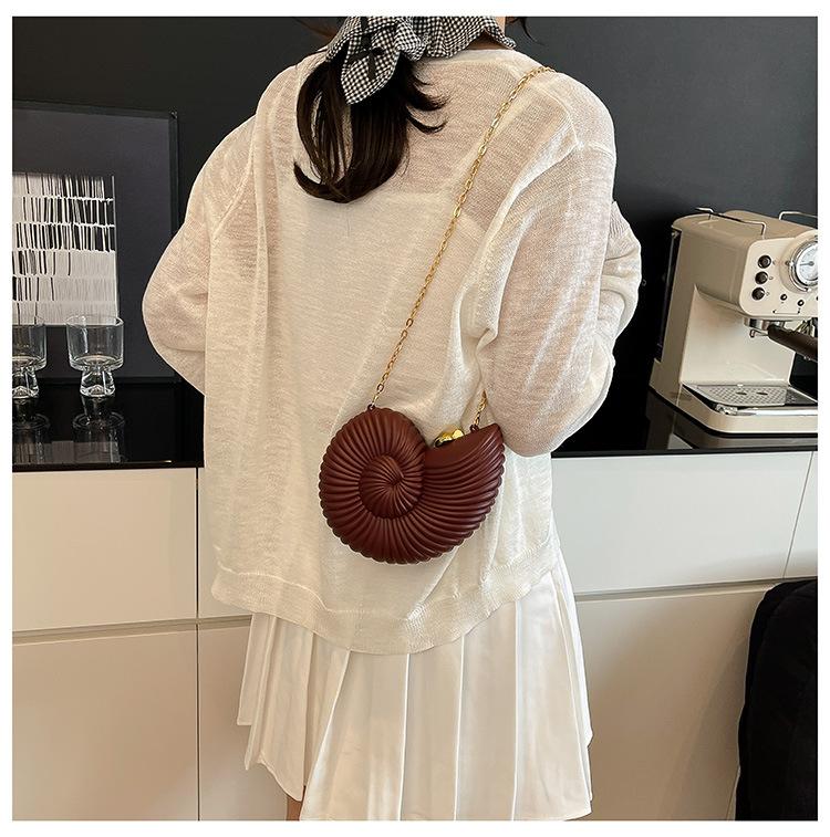 Personalized Conch Shell-Inspired Women's Crossbody Clutch Bag Y2K Summer Chain Mini Shoulder Bag Coastal Beach Vacation Evening Dinner Handbag Unique Sculptural Seashell Envelope Purse Lightweight Versatile Party Wedding Gift