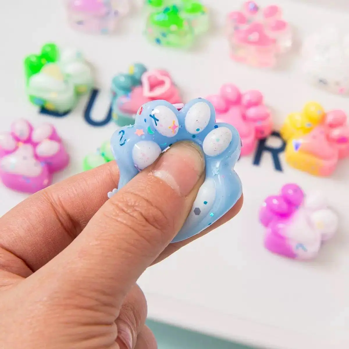 6pcs Random Mix Mini Cute Cat Claw Plush Stress Relief Pins, 3cm Fidget Items for Pressure Reduction, Halloween Party Fillers, Cartoon Style, Filler Toy