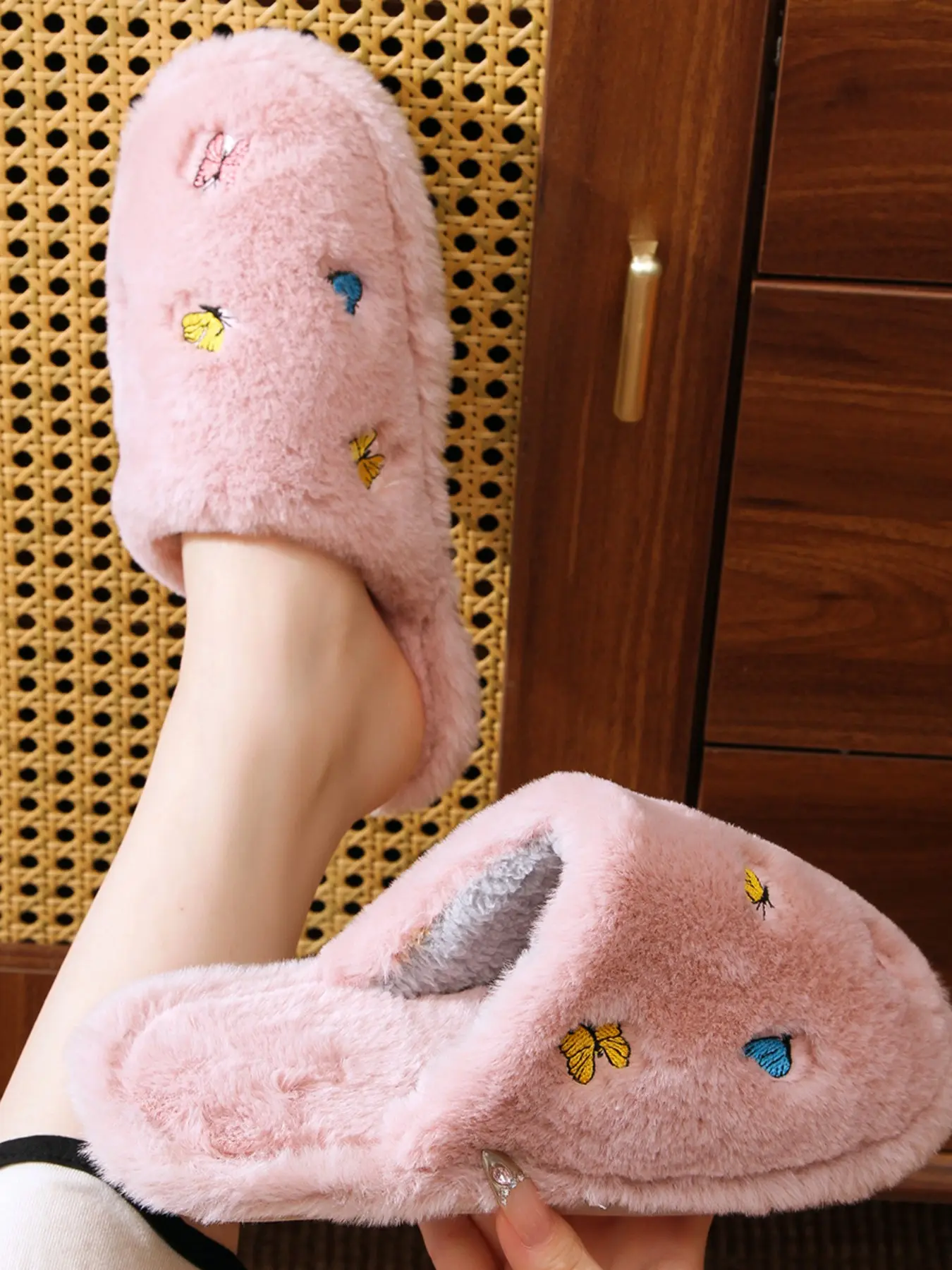 Women Faux Plush Closed Toe Slippers, Colorful Butterfly Embroidery, Thickened Fleece Lining, Soft Indoor Loungewear Slides