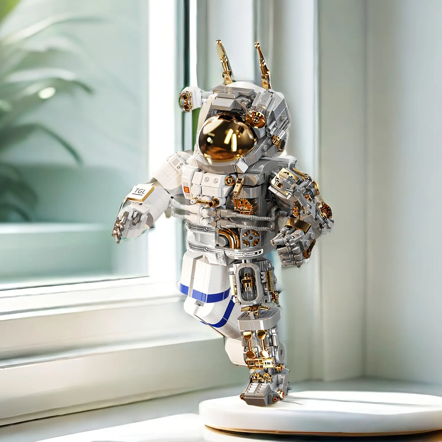 860pcs Kids Astronaut Model Building Toy Semi-Transparent Semi-Mechanical Space Astronaut Model Educational Puzzle Building Toy Block Set ABS Material Christmas Holiday Birthday Gift 6+