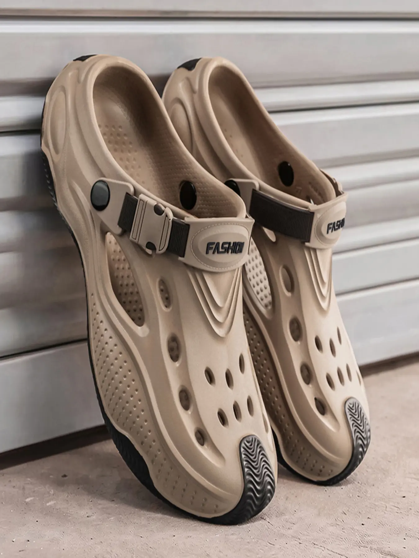Men Fashion Platform Hollow Out EVA Clogs Casual Fashion Slippers Adjustable Rotatable Heel Strap Non Slip Quick Dry Outdoor Beach Water Slippers