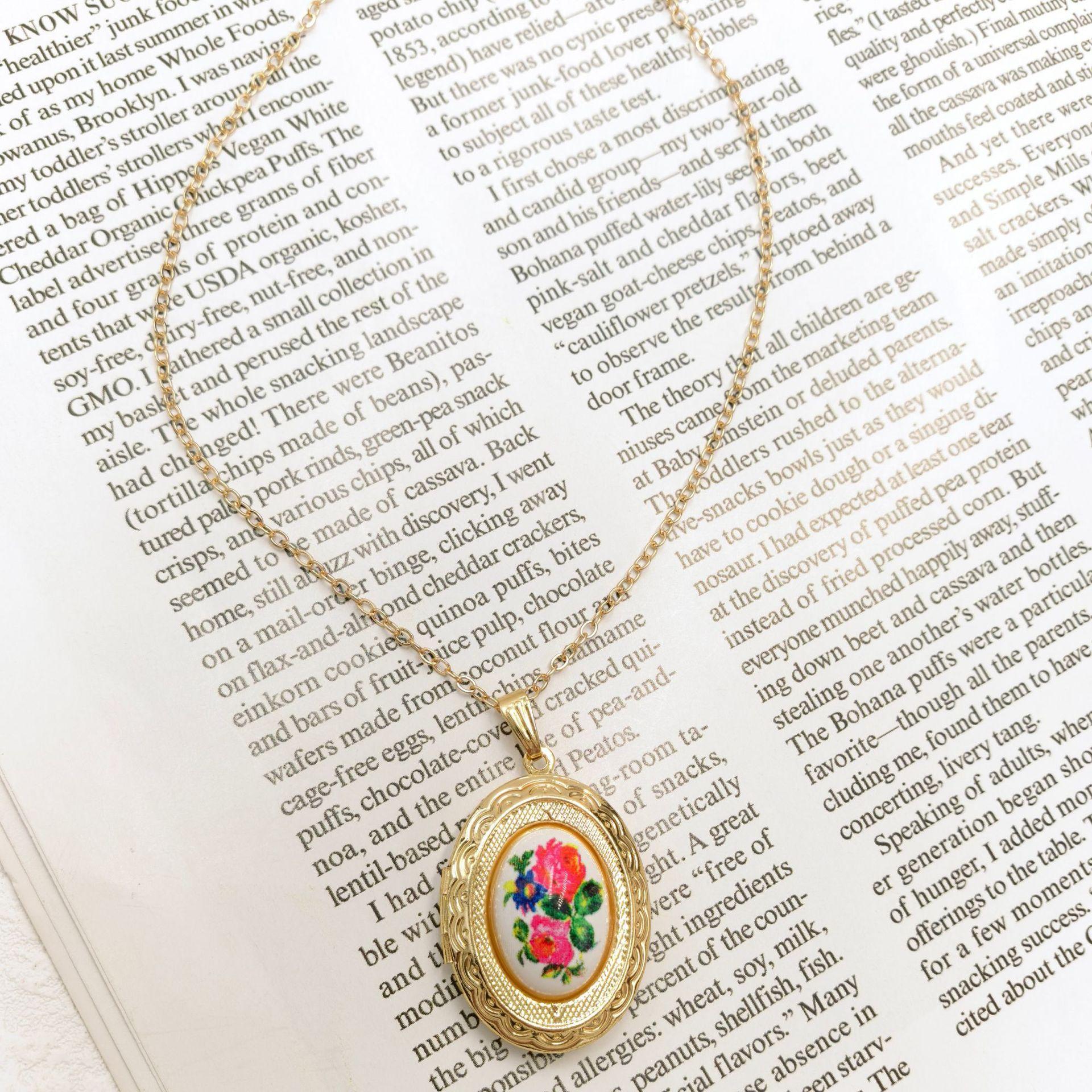 18K Gold Plated Photo Locket Necklace - Neo-Victorian Floral Openwork Pendant, Baroque Style Memory Keeper for Women, Elegant Vintage Picture Frame Jewelry, Personalized Gift for Mom