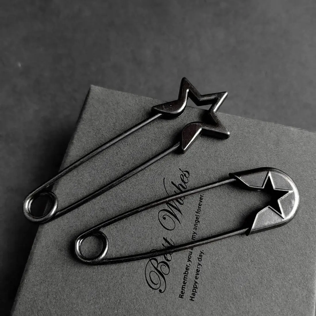 Stainless Steel Statement Safety Pin, Large Decorative Scarf Pin, Adjustable Clothing Pin with Secure Closure, Minimalist Fashion Accessory for Scarves, Sweaters, Jackets & Everyday Outfits