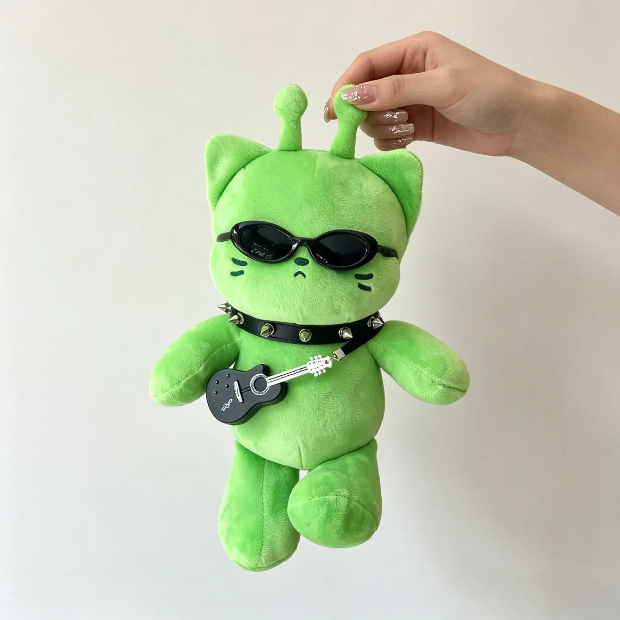 Cute Alien Plush Toy, Cute Stuffies, Small Cat Stuffed Animal Figure, Cool Alien Cat Doll Decoration, Soft and Adorable Pendant Gift
