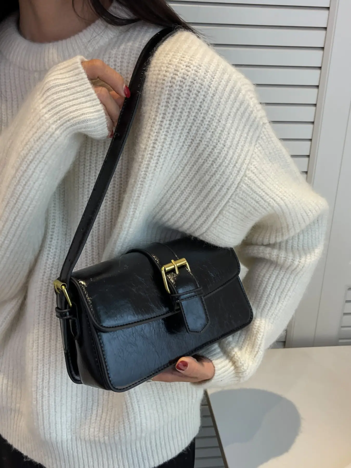 Y2K Shoulder Bag for Women Vintage Vegan Leather Crossbody Purse Retro Baguette Handbag Adjustable Strap Underarm Clutch for Work Travel