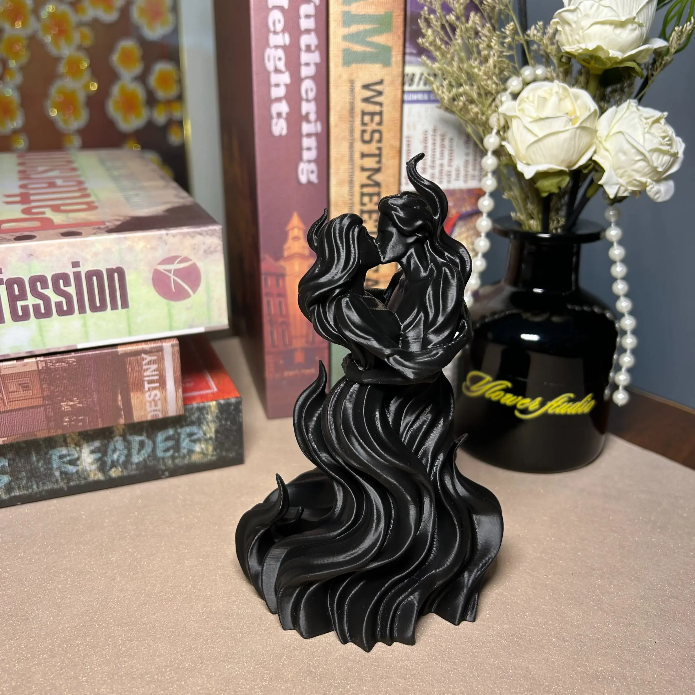 Gothic Kissing Couple Flame Resin Statue 3D Printed Dark Lovers Embrace Sculpture Black Romantic Desktop Ornament Unique Anniversary Valentine's Day Gift For Boyfriend Girlfriend Wedding Home Shelf Decor