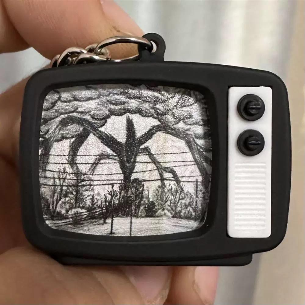 Stranger Things-themed creative merchandise: small TV-shaped glowing  pendant as a gift for friends Keychain