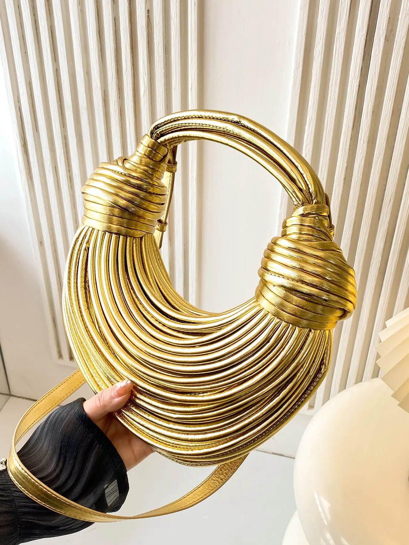 Exquisite style, high-end sense, fashionable personality, woven crescent shaped Chic Handbag, Crescent Bags, niche design, elegant atmosphere, one shoulder crossbody bag, can accommodate mobile phones, lipstick, suitable for attending dinners and parties