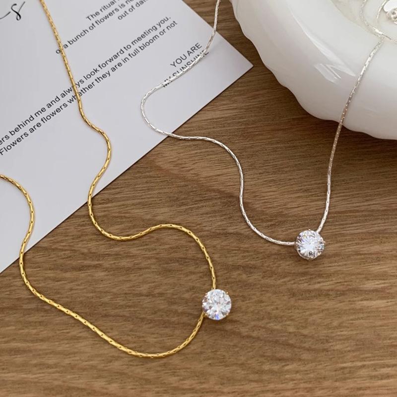 A new six claw diamond pendant necklace, with a high-end and niche light luxury style. The six claw diamond pendant features exquisite and sparkling details, and the long collarbone chain design is suitable for summer jewelry scenes. Suitable for women's