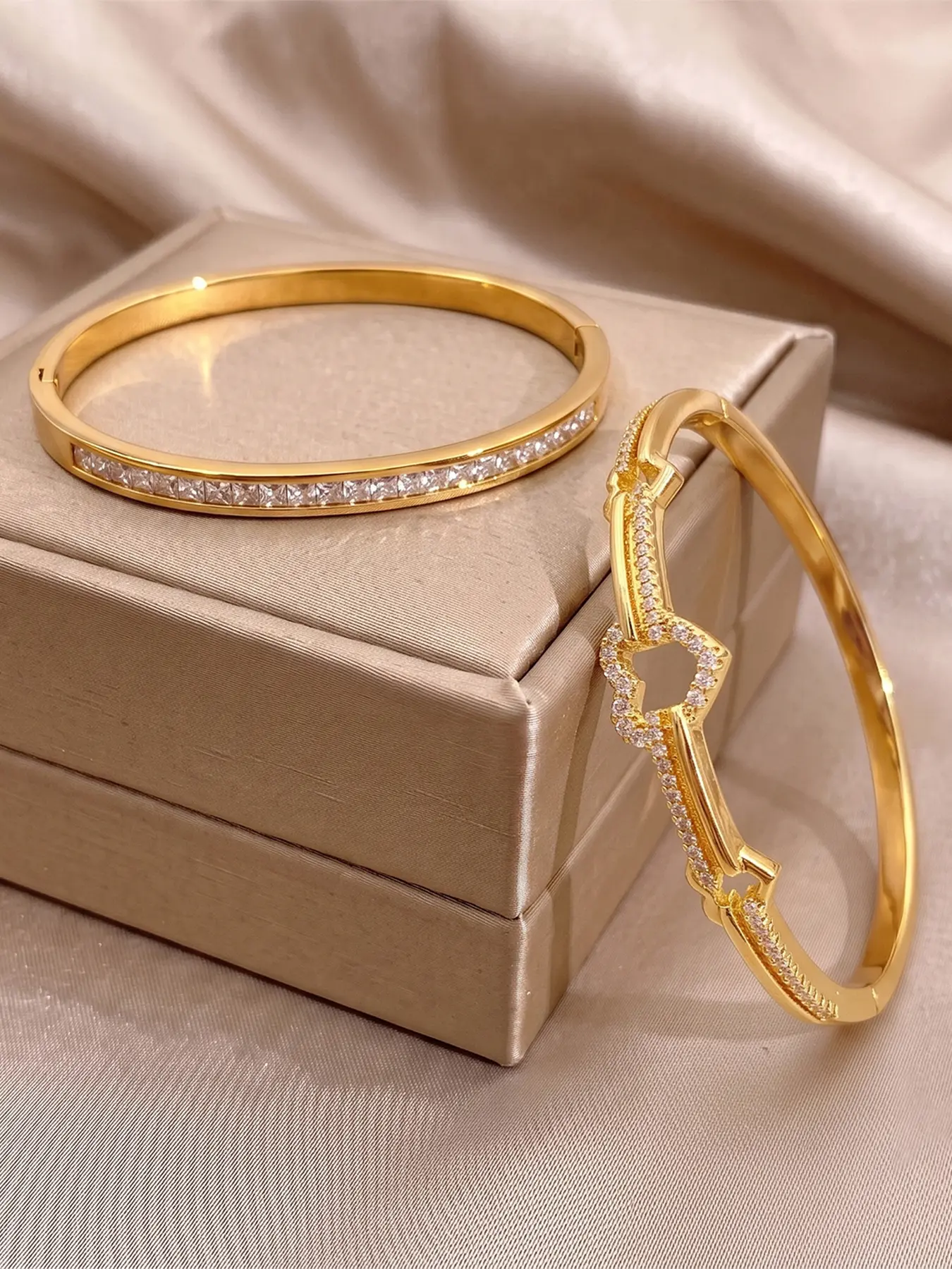 Light luxury temperament bracelet, with well crafted details and a premium texture that is not cheap. The wrist is slender and easy to wear for daily commuting and gatherings, creating an atmosphere with ease