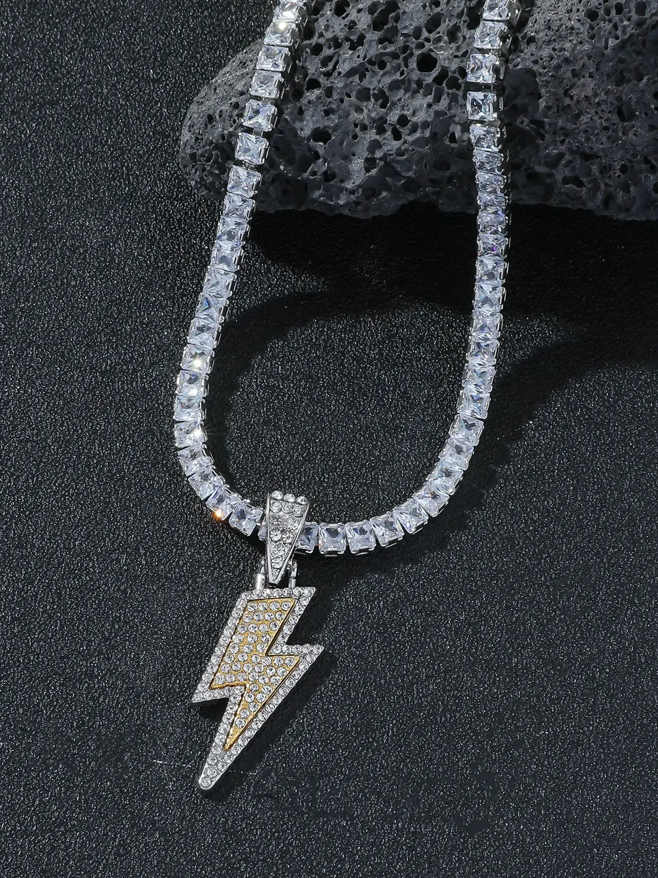 Men's Lightning Diamond Necklace – Luxurious Sparkling Lightning Pendant Necklace – Hip-Hop Style Alloy & Cubic Zirconia Lightning Pendant with Tennis Chain – Cool Design, Classic Jewelry, Suitable for Everyday Wear and Holiday Gifting