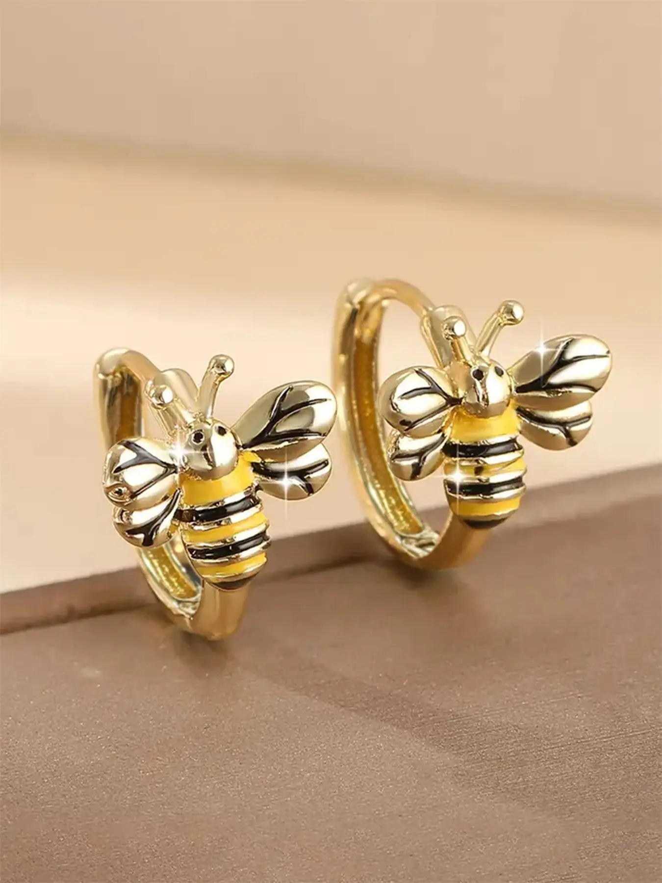 1 Pair Cute Bee Hoop Earrings For Women For Party Engagement Anniversary Jewelry Valentine's Day Gift