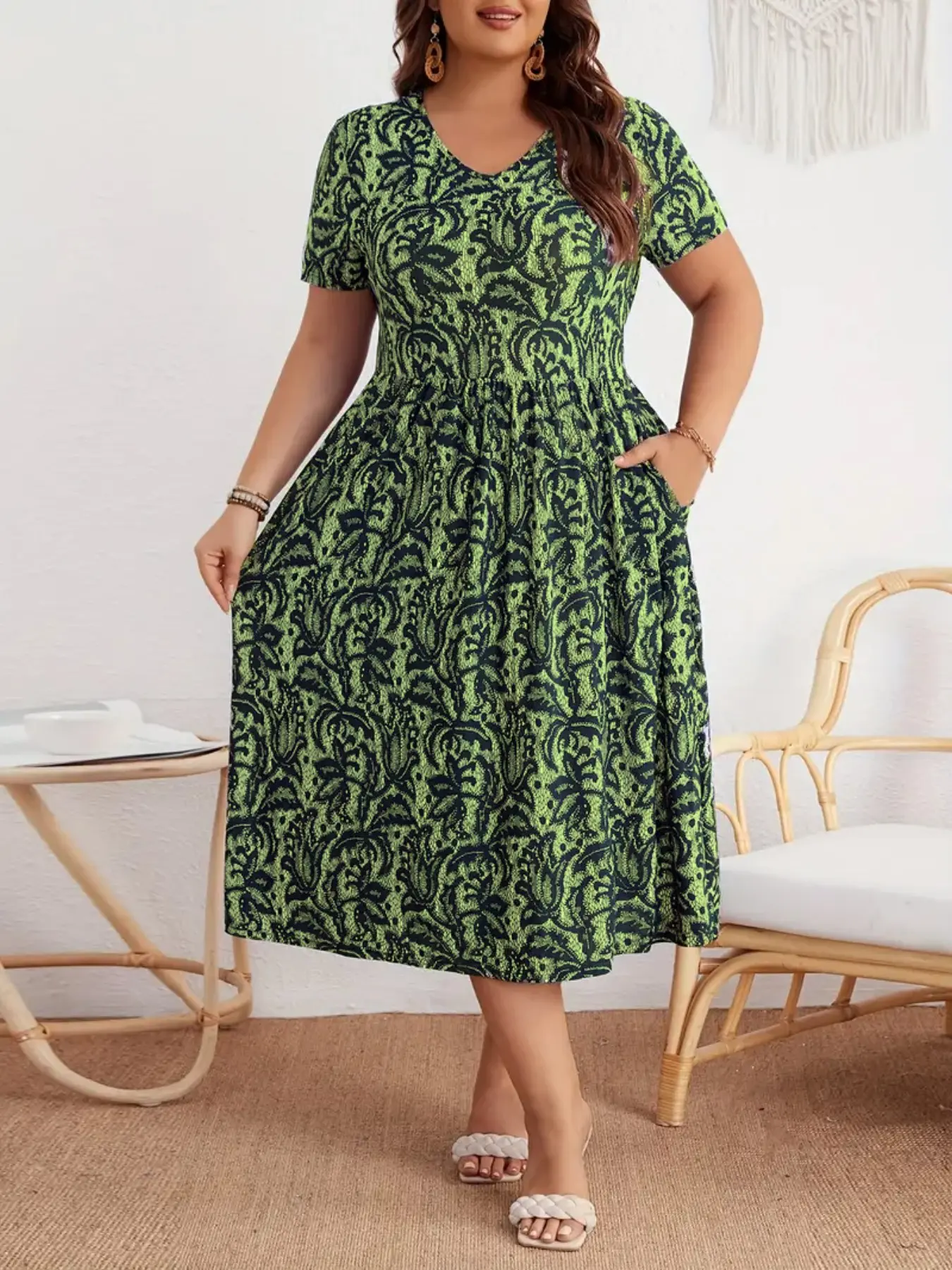 Plus Size Summer Retro All-Over Print V-Neck Short-Sleeve Dress with Pockets, Cinched Waist Loose Fit, Casual for Daily Wear, Vacation & Commute