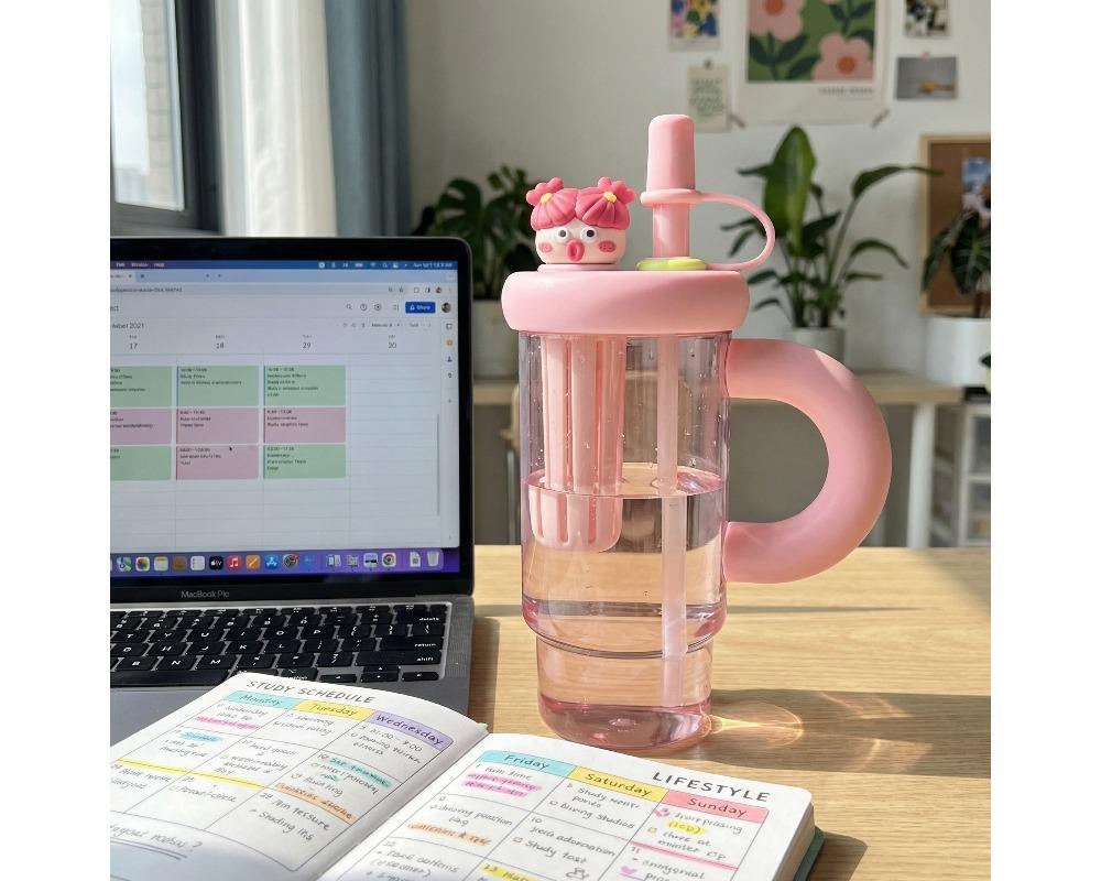 900ml High-Capacity Straw Tumbler Cute 3D Character Lid & Large Handle Portable Water Bottle with Built-in Tea Filter BPA-Free Heat-Resistant Cup for Iced Tea & Coffee Aesthetic Color-Blocking Drinkware