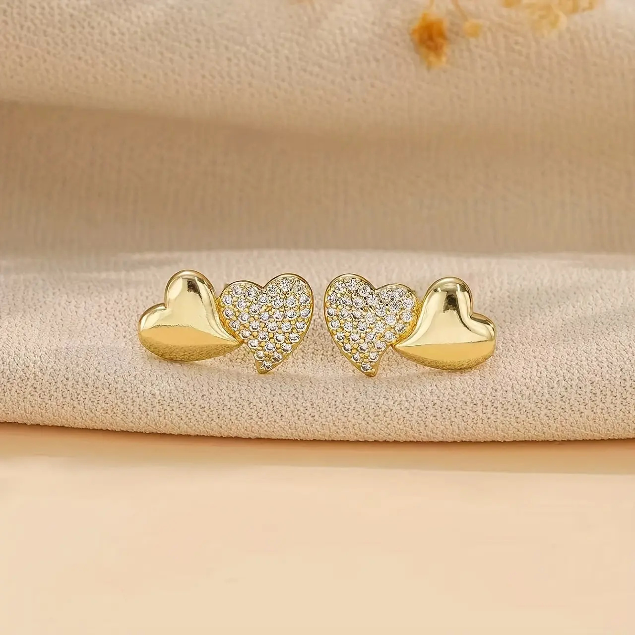 Female Everyday Heart Motif Gold Stud Earrings with Sparkly Zircons, Elegant Dual-Heart Inlaid Design, Sleek Simple Stylish Ear Accessories, Exquisite Valentine’s Day Gift, Suitable for Daily Wear or Dinner Parties