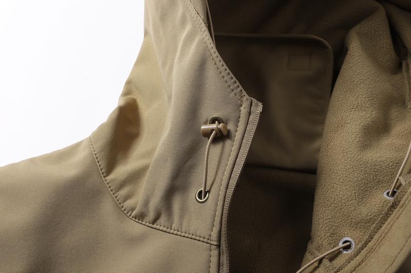 A men's hooded jacket with an outdoor and functional style features multiple zipper pockets distributed on the chest, arms, etc., making it convenient to store various small items and highly practical. Hood with drawstring closure