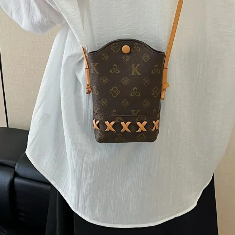 A Bucket Bag That's Trendy This Year - Women's New Spring and Summer Style, a Niche Small Phone Bag, a Shoulder and Crossbody Bag, a Coin Purse