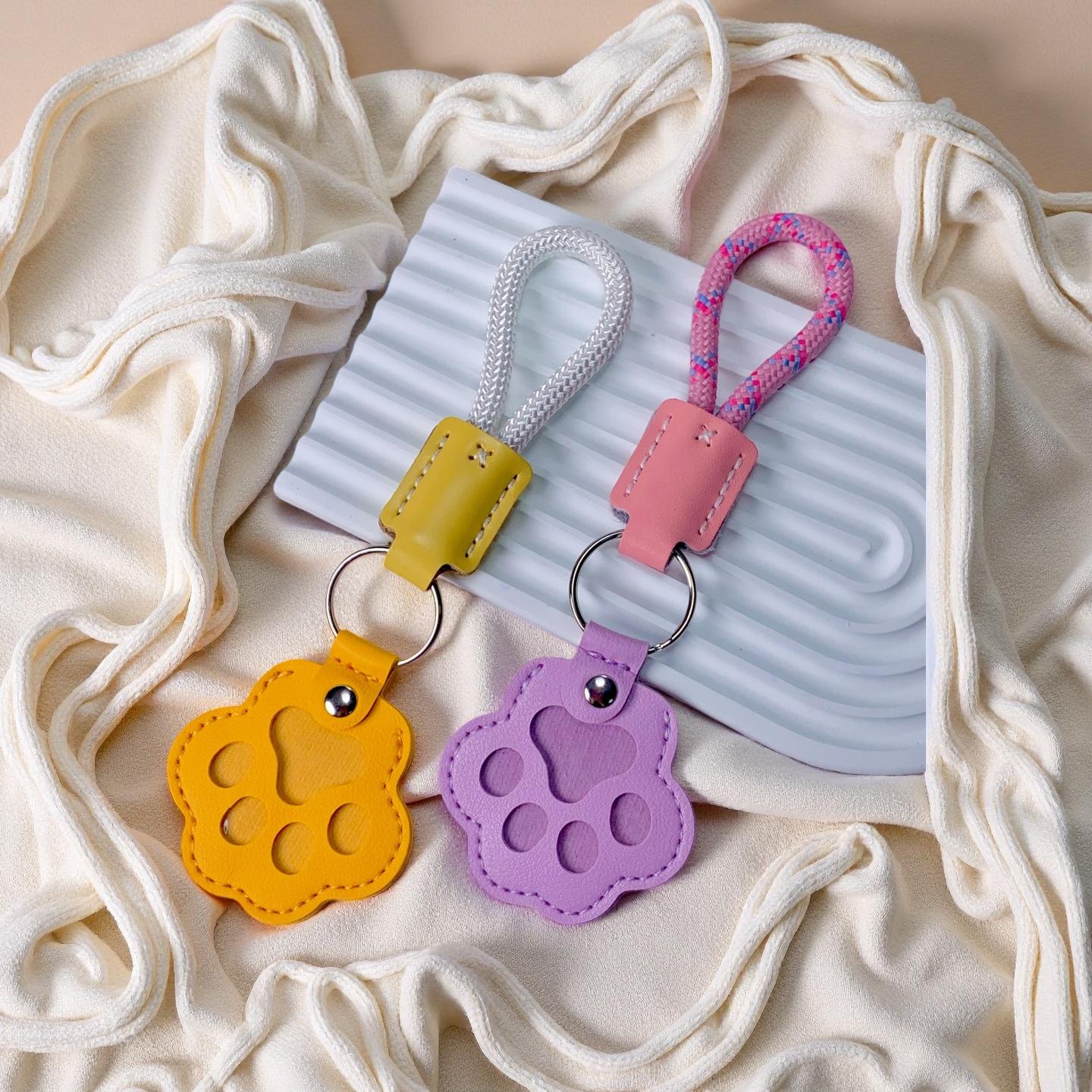 Pet Fur Memory Charm Leather Keychain Keepsake for Dog Cat Hair Paw-Shaped Design Memorial Sympathy Gift for Grieving Owners