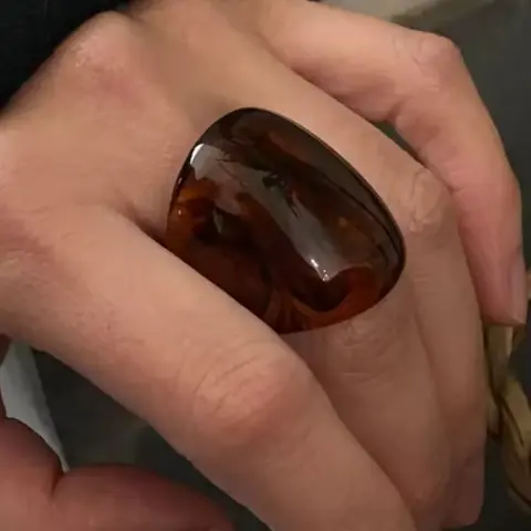 Vintage Trendy Large Finger Rings for Women, Exaggerated Amber Color Resin, Geometric Design, Punk Style, Unique Fashion Accessory