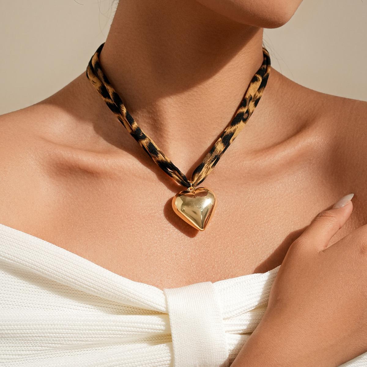 Wholesale cross necklaces for European and American cross-border markets, leopard print, flower, heart pendants, summer ocean shell and starfish collarbone chains