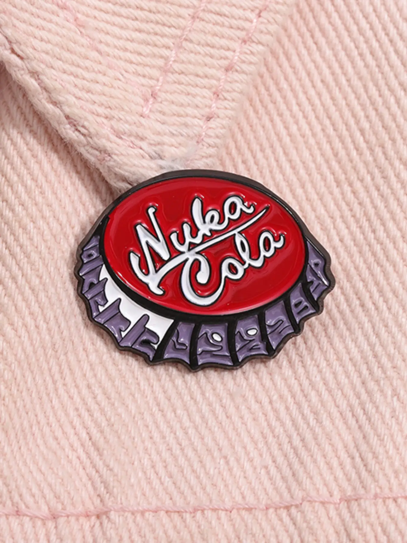 Nuka Cola Logo Brooch, Lapel Pin, Fashion Alloy Badge Accessory for Backpack & Jeans & Jacket, Enamel Pin Suitable for Backpacks, Jeans, Jackets, Hats Decoration