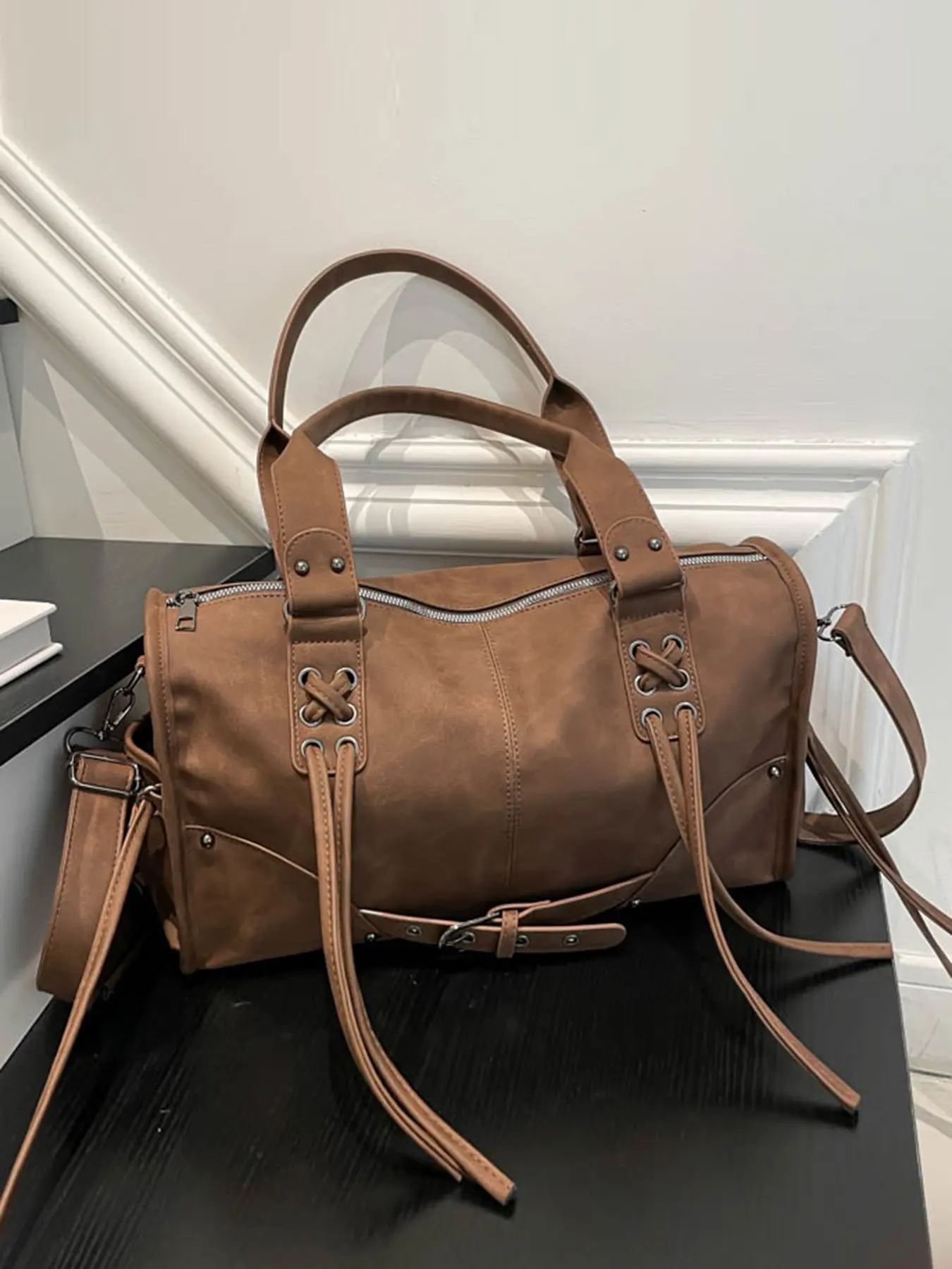 Street punk style versatile solid color tote bag, tassel strap and rivet decoration design, large capacity elegant and fashionable personalized shoulder bag, suitable for outdoor shopping and daily commuting