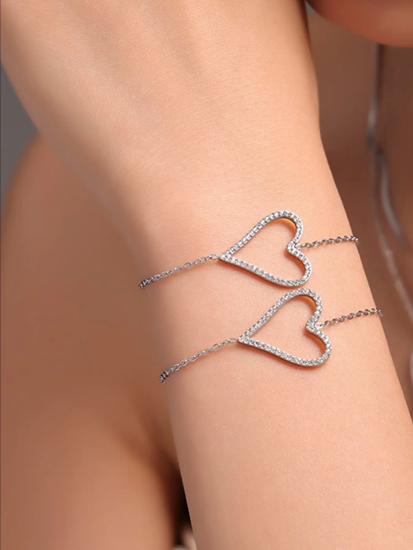 A fashionable slim chain diamond inlaid hollow heart bracelet with a light luxury and sweet design, suitable for various scenarios such as daily commuting, dating, leisure, etc.