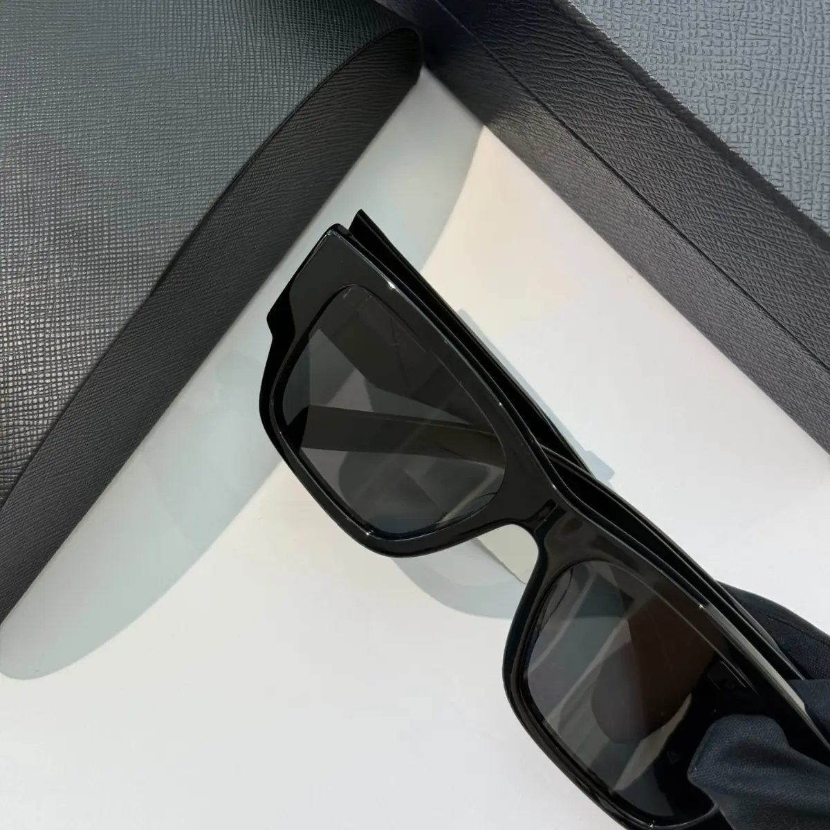 Classic Retro Square Eyeglasses Frame Vintage Fashion Eyewear for Daily Wear Street Style Business Casual Lightweight Durable Frame with High Definition Lens Modern Rectangle Eyewear for Men Women UV Protection Style Statement Accessory