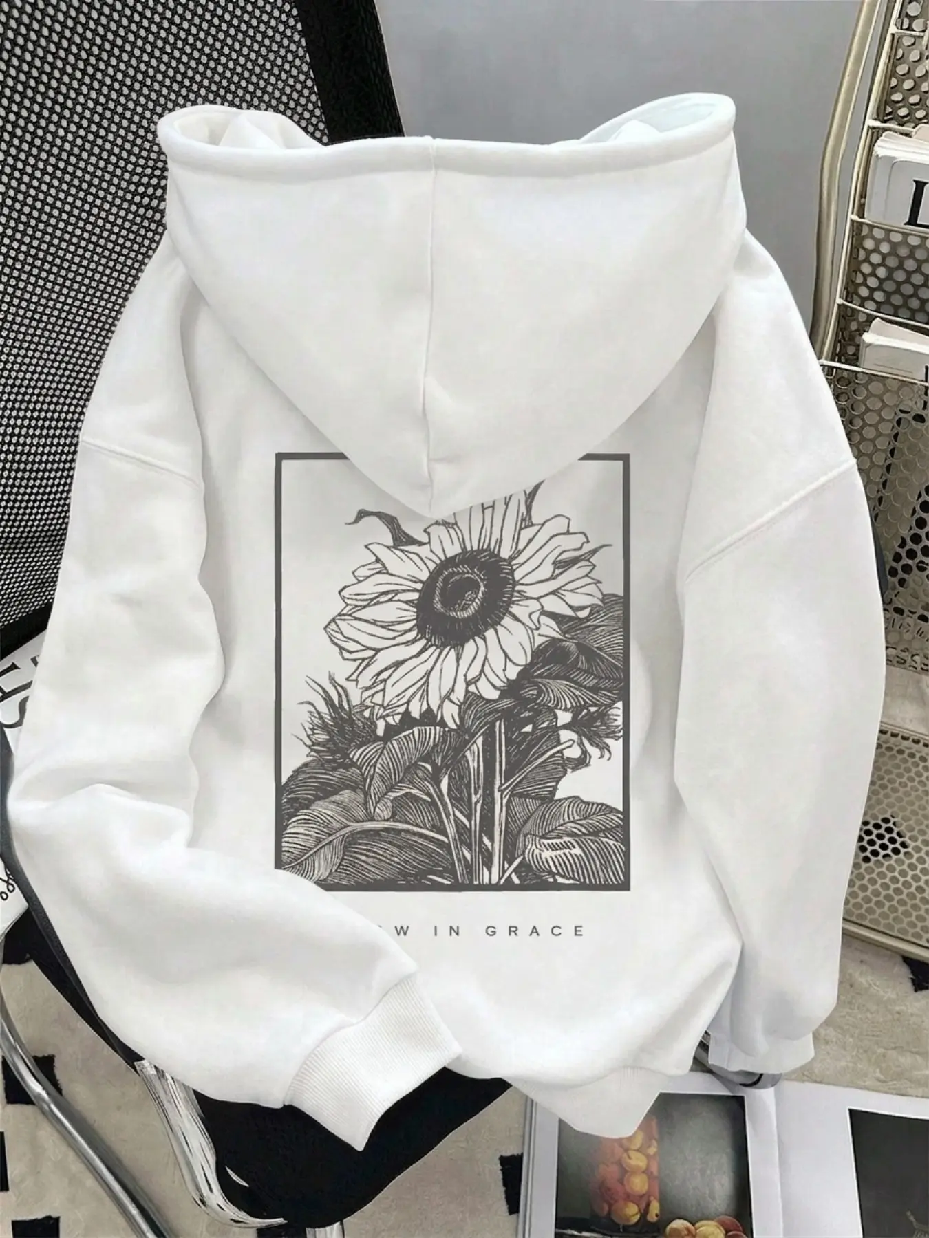 Sketch Sunflower Print Hoodie, Vintage Literary Loose Fit Sweatshirt, Casual Fall Winter Top with Zipper, Unlined, Printed
