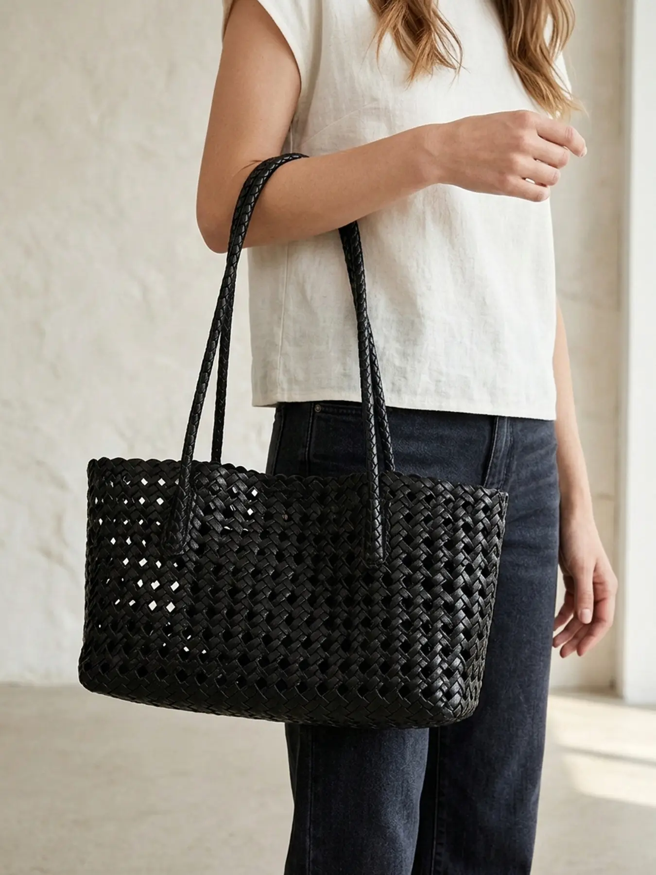 Minimal Hollow Out Shoulder Tote Bag With Wavy Edge Long Woven Handle, Built have Zipper Compartment, Ladies Casual Hand Bag For Weekend Outing