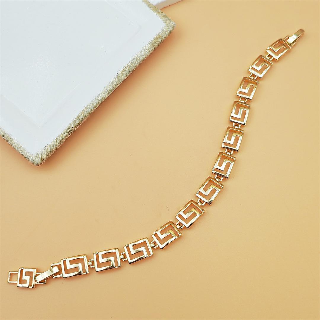 Vintage Letter Chain Bracelet for Women Trendy Lock Charm Bracelet Retro Y2K Aesthetic Stackable Jewelry Cute Everyday Stacking Bracelets for Streetwear Party Gifts Daily Outfits