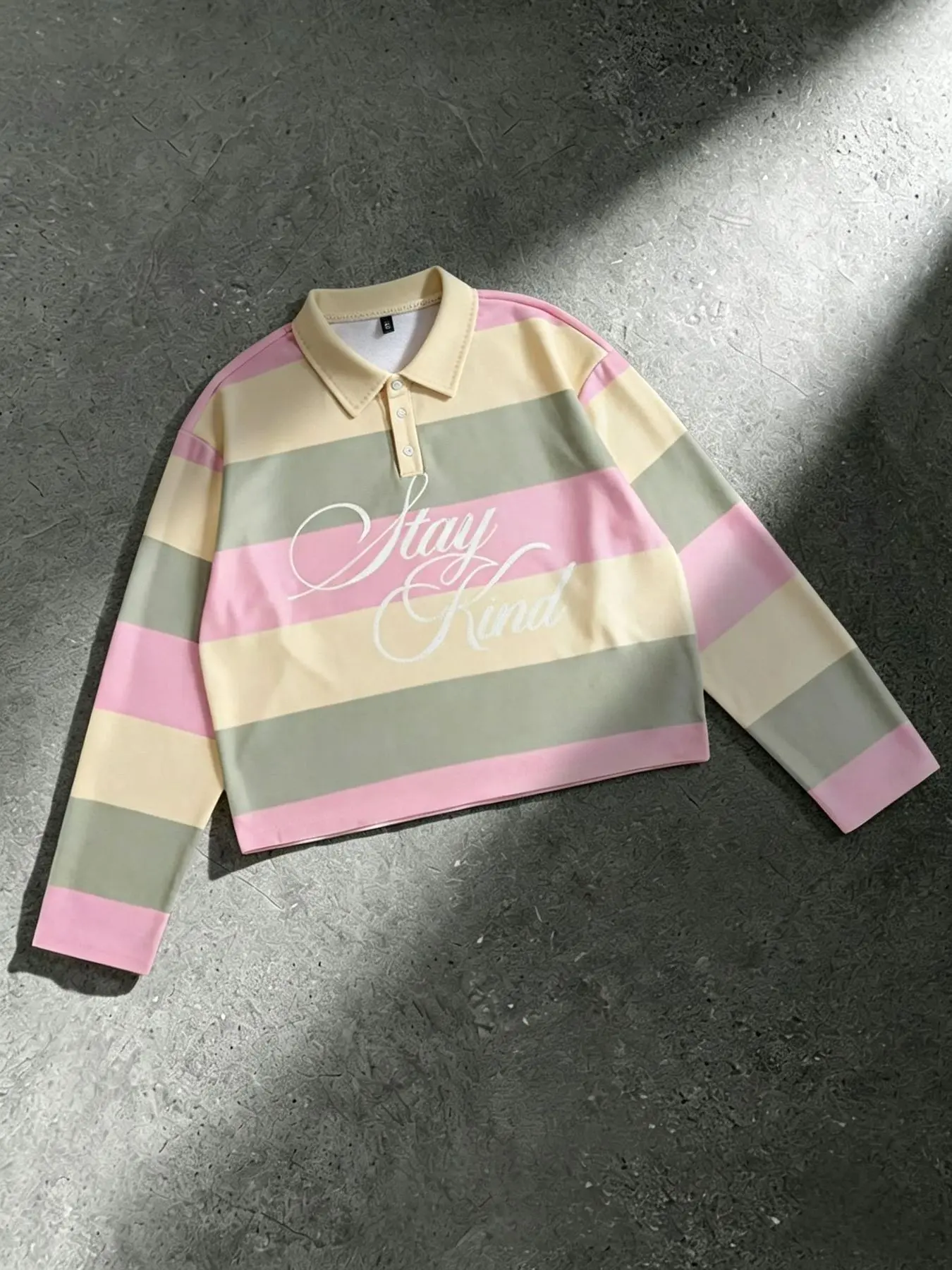Macaron color-blocked wide striped collared long-sleeved polo shirt, Stay Kind cursive handwritten slogan short casual top, unisex, pink, yellow, matcha green loose fit, everyday street style, sweet and versatile for everyday wear.