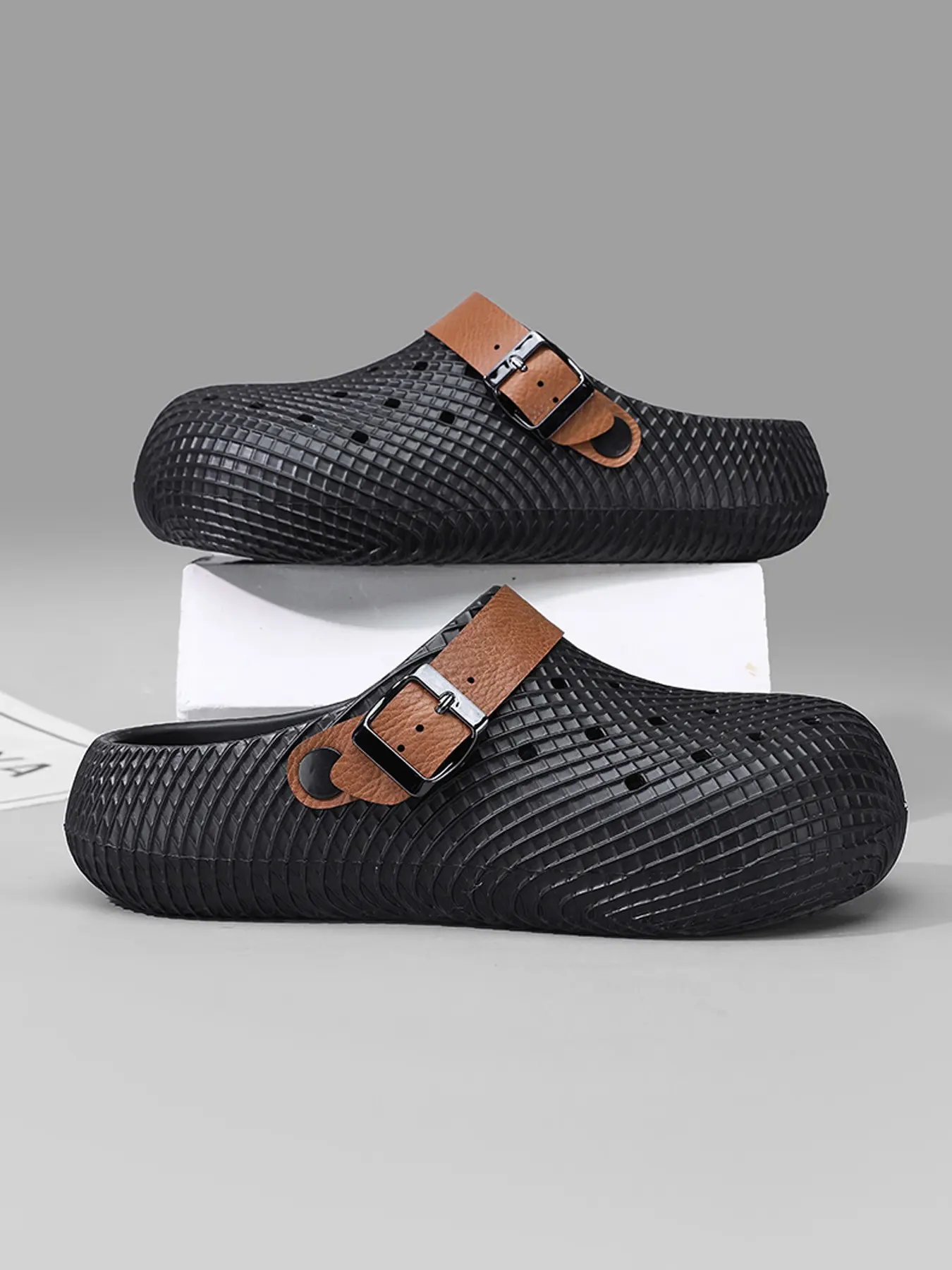 Men's Closed Toe Clogs Breathable Hole Design Adjustable Buckle Slip On Mules Waterproof Non Slip Lightweight EVA Garden Shoes Comfortable Casual Slippers for Indoor Outdoor Beach Pool Work Hospital Use Fashion Summer Clogs