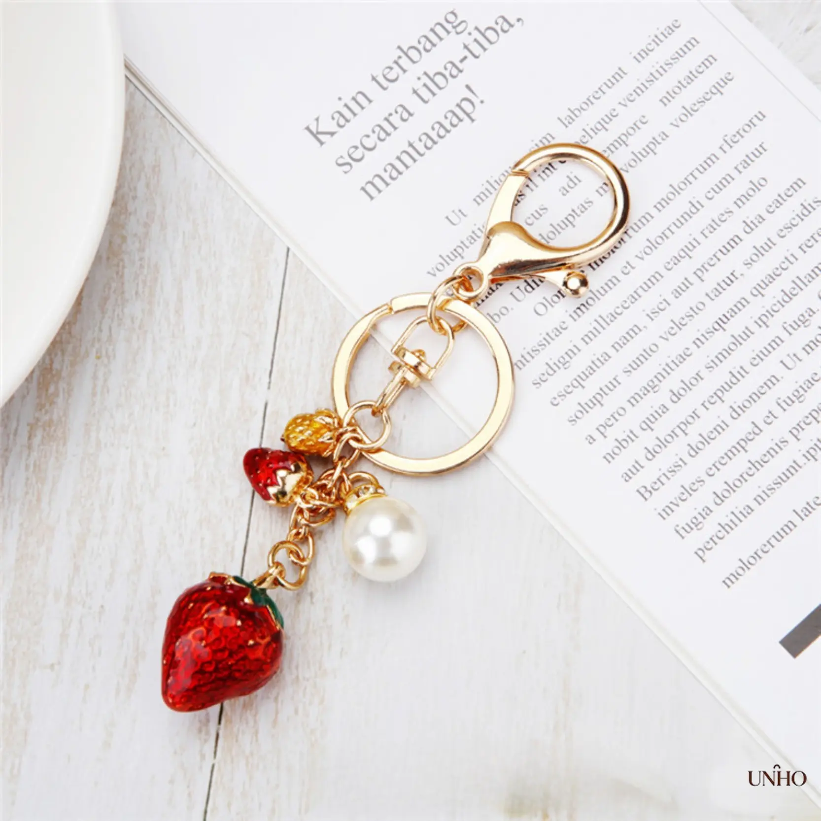Korean Style Cute Sparkling Metal Rhinestone Strawberry Keychain with No Clasp, Key Holder for Women’s Leather Handbags, Crystal-Inlaid Fruit Bag Charm Pendant, Mini Ornament for Car Keys Backpacks, Cross-Border Wholesale Accessory, Daily Wear, Anti-Tarni