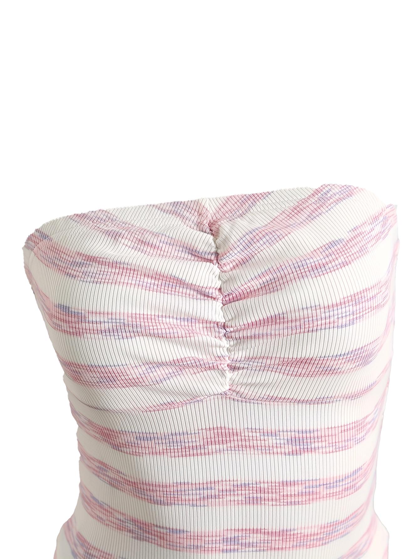 Essential for summer parties, this pink strapless top has a soft, matte texture!The ruched design accentuates elegant curves