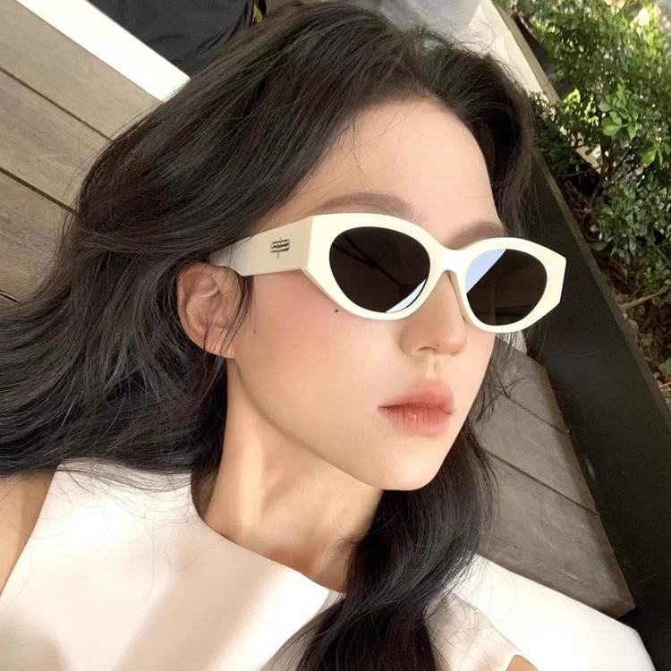 2026 New Cat Eye White Sunglasses Women's Trendy Square Round Face Covering Cheekbones Showing Face Small Summer Sunglasses