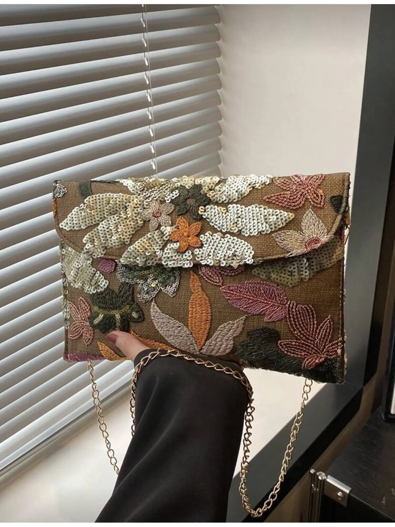 Women Crossbody Bags with Sequins Embroidery Flower Envelope Clutch Fashion Party Evening Handbag Irregular Cutting for Wedding Prom Cocktail Holiday Party Dress Matching
