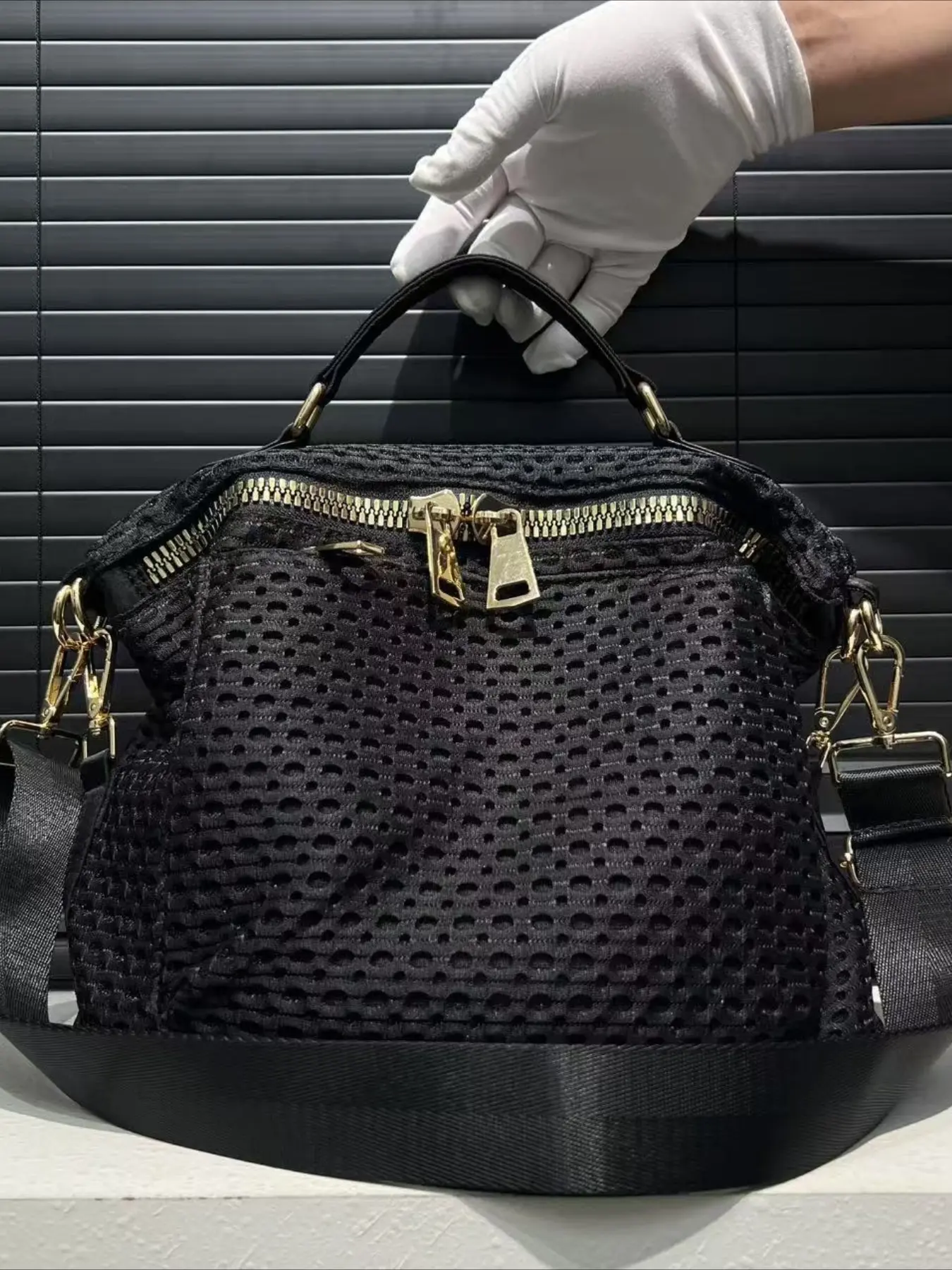 Ladies' front pocket fashionable mesh lightweight shoulder bag for daily use, portable wide shoulder strap multifunctional crossbody handbag