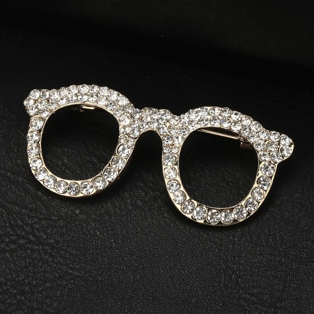 Heavy Duty Fully Inlaid Clear Rhinestone Spectacle Shape Brooch Glossy Metal Eyewear Frame Design Bling Crystal Lapel Pin Elegant Vintage Western Fashion Accessory For Daily Party Outfit Matching