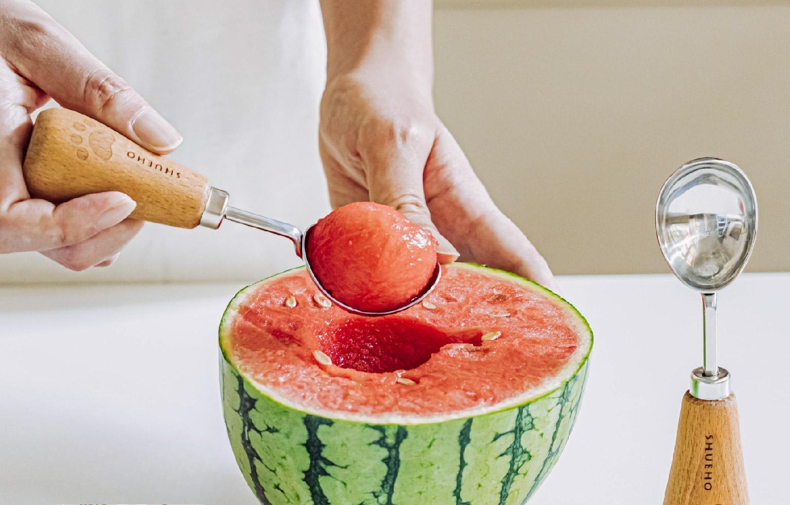 2PCS Standable scoop design, multiple sizes, watermelon and popsicle spoons