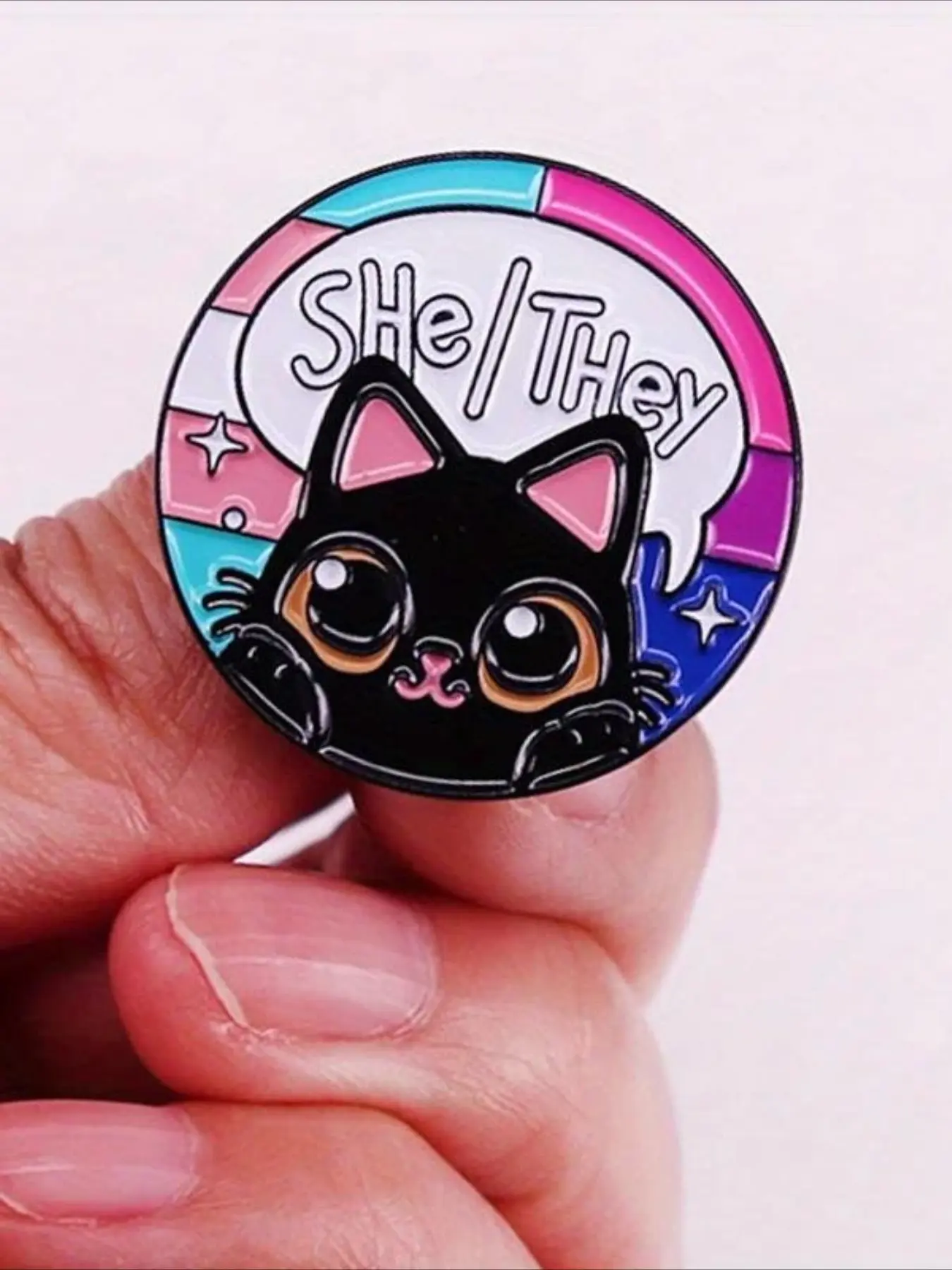 Whimsical "She/They" Pronoun Black Cat Enamel Brooch Pin, Pastel Bi/Pan Flag Style Background Lapel Badge, Kawaii Pride & Cat Lover Alloy Jewelry, Unisex Gift for LGBTQ+ Advocates & Cat Lovers, Casual Daily Backpack Clothes Decor Accessory