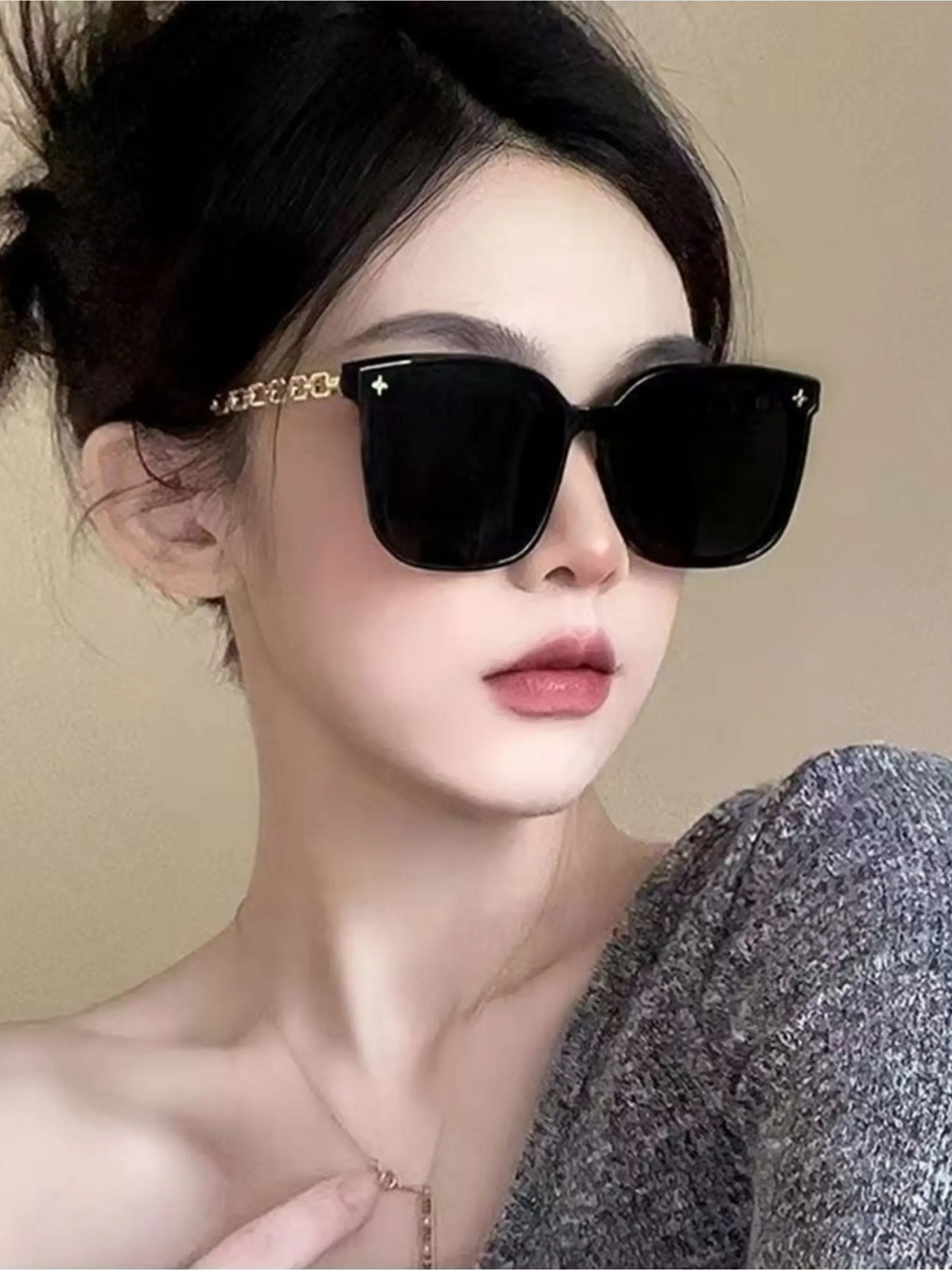 New stylish women's fashion sunglasses with premium texture, UV-protective, retro Chanel-style oversized face-slimming sunglasses with chain decoration, Oversized Trendy Sunglasses, UV Blocking Sunglasses
