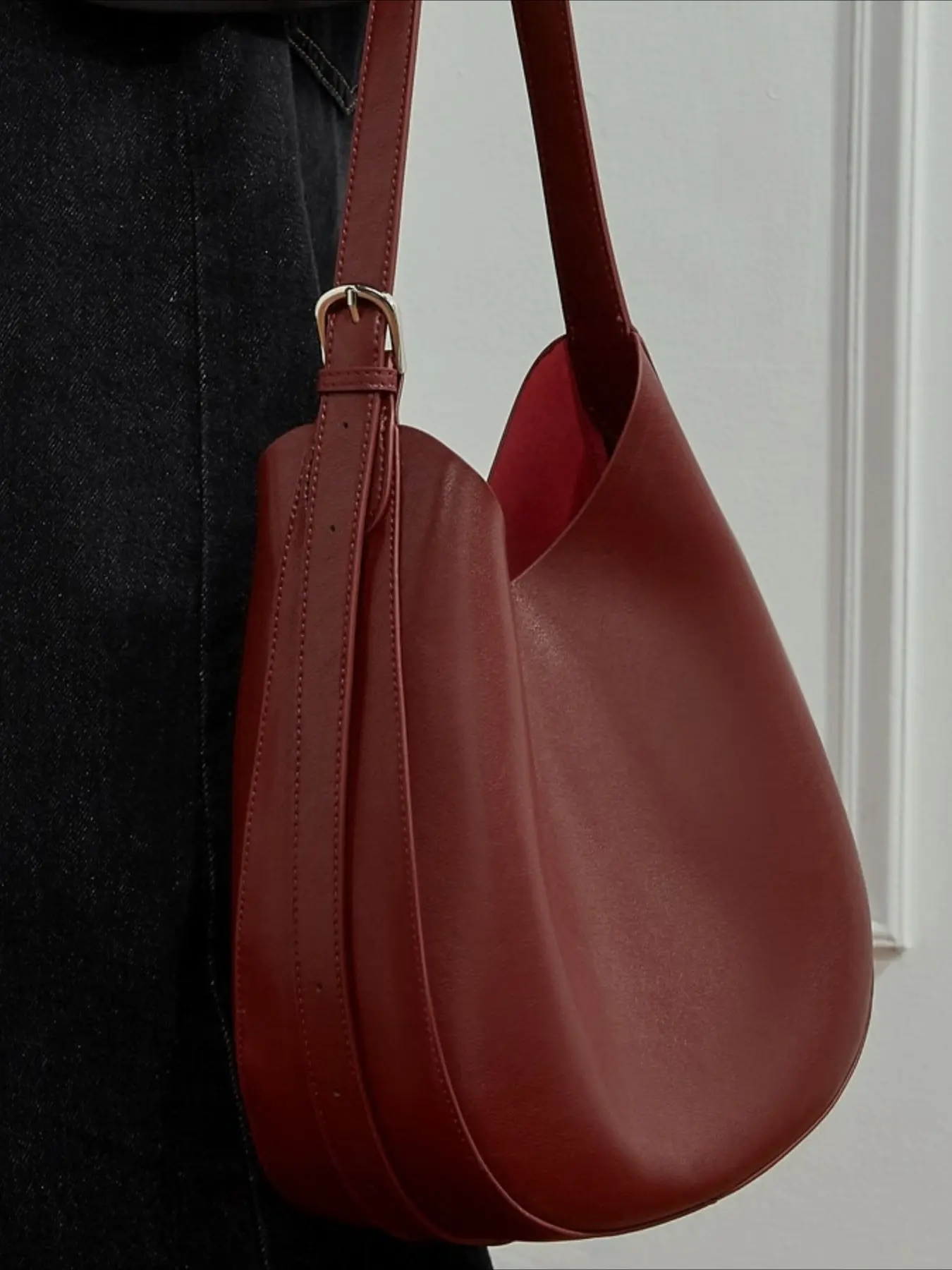 One shoulder underarm bag, leather women's bag 2025 new niche design crescent bag, messenger tote bag, versatile trend bag