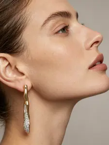 1 pair of abstract streamlined diamond studded earrings, combining sophistication and design, suitable for daily wear, vacation dates, and other occasions. It is also a surprising and exquisite small gift.