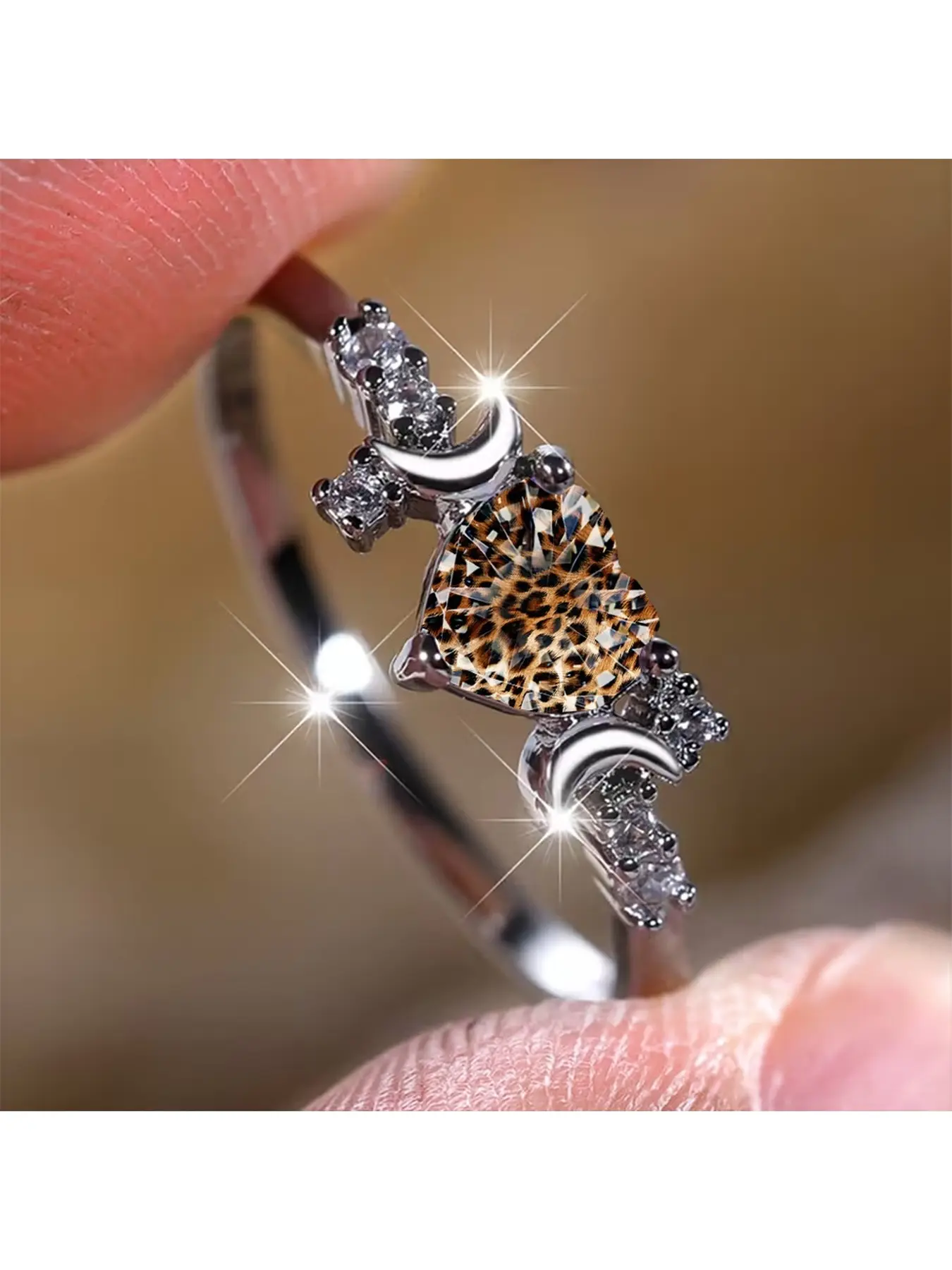 Classic leopard print heart-shaped double crescent-shaped diamond silver ring, featuring a retro wild girl style, a niche and personalized accessory for your outfit.