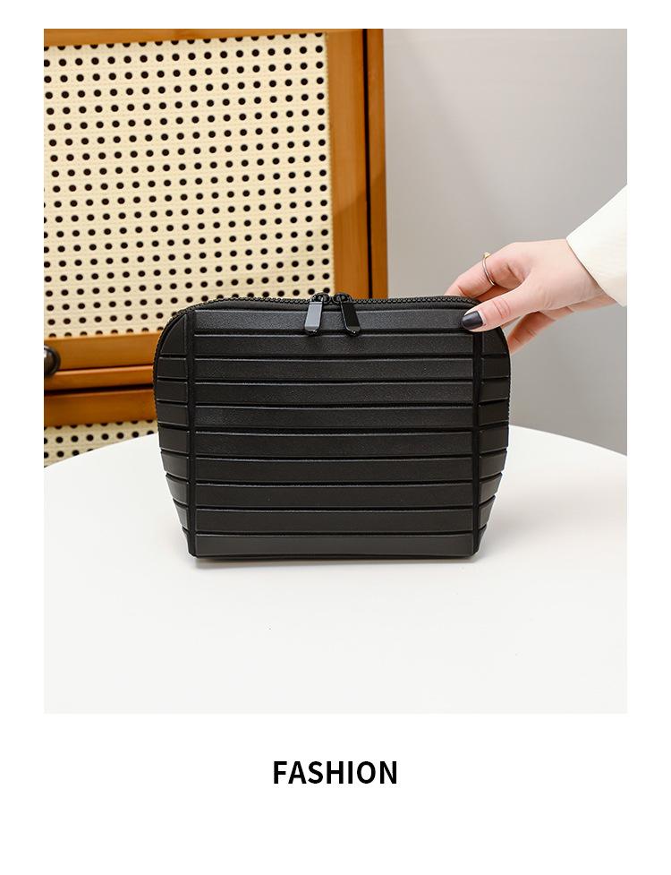 Diamond-shaped bag is super practical, large-capacity, and aesthetically pleasing. It is a storage bag for travel and commuting with a striped three-dimensional design, also suitable as a makeup bag