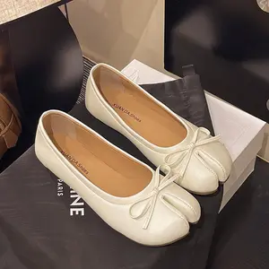 Black split-toed pig's trotters, beige women's shoes, spring and autumn can wear 2026 summer shoes, silver bow thumb pig's feet, brown flats, non-slip shoes